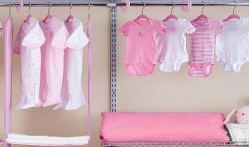 La garde-robe d'une bébé fille